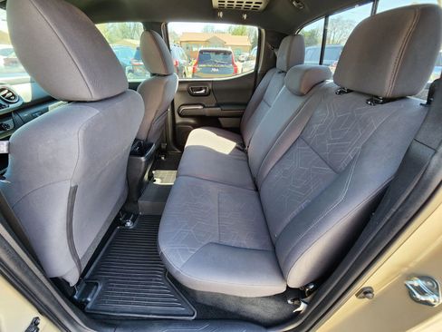 Used 2018 Toyota Tacoma TRD Off-Road w/ Technology Package AWD/4WD image 16