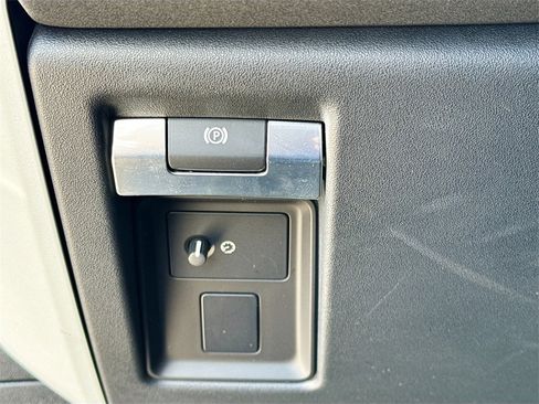 Used 2023 Land Rover Defender 130 SE image 11