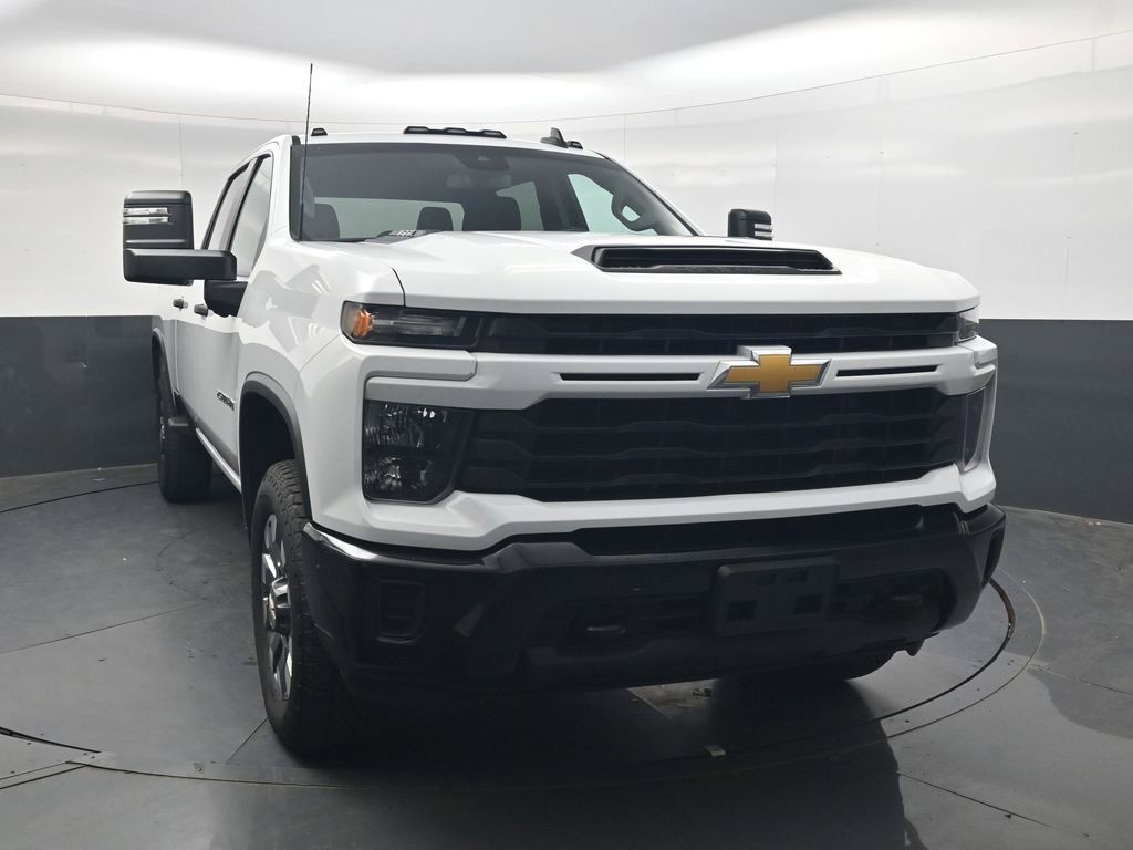 Used 2024 Chevrolet Silverado 2500 Custom AWD/4WD image 2