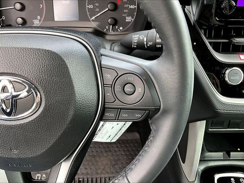 Used 2024 Toyota Corolla Cross LE image 23