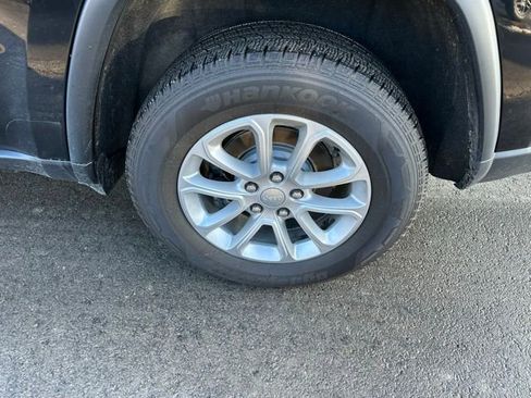 Used 2021 Jeep Grand Cherokee Laredo X image 9