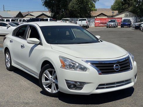 Used 2015 Nissan Altima 2.5 SV image 1