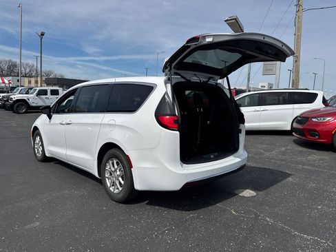 New 2026 Chrysler Pacifica Select image 18