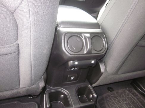 Used 2019 Jeep Wrangler Unlimited Sahara AWD/4WD image 11