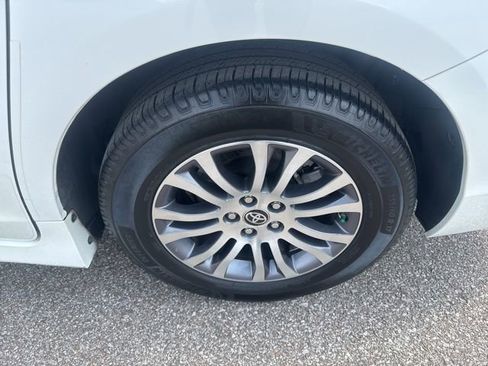 Used 2020 Toyota Sienna XLE image 22