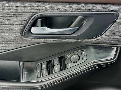 Used 2023 Nissan Rogue SV image 15