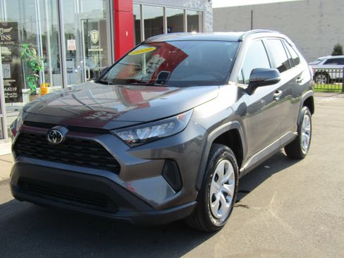 Used 2019 Toyota RAV4 LE AWD/4WD image 2