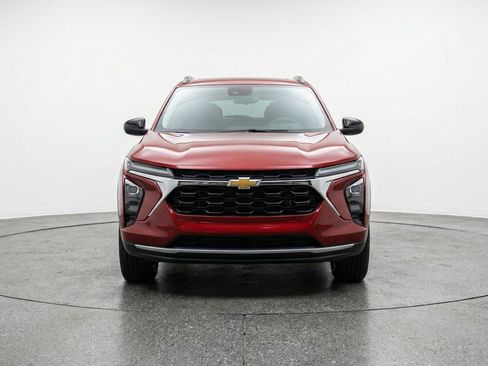 Used 2025 Chevrolet Trax LT image 2