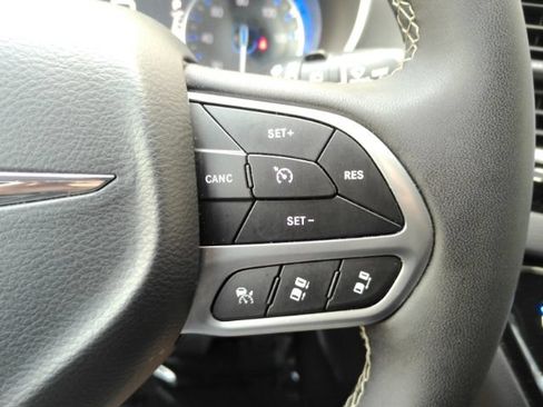 Used 2025 Chrysler Pacifica Select FWD image 44