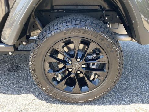 Used 2025 Jeep Gladiator Sport AWD/4WD image 14