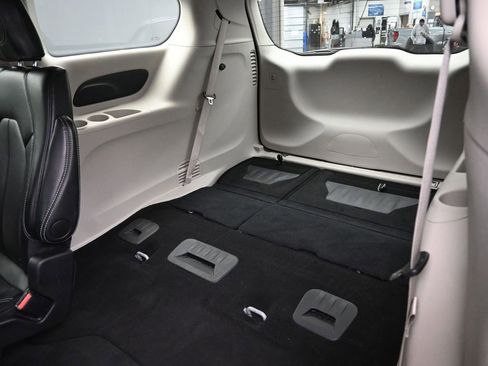 Used 2024 Chrysler Pacifica Touring-L image 11