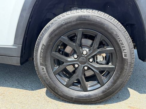 Used 2024 Jeep Grand Cherokee Altitude AWD/4WD image 12