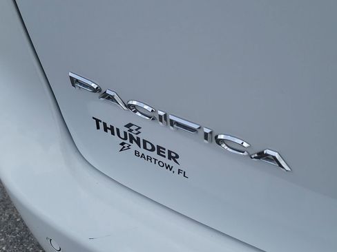 Certified 2024 Chrysler Pacifica Touring-L FWD image 7