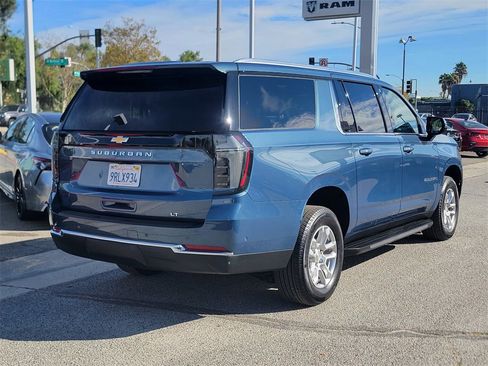 Used 2025 Chevrolet Suburban LT w/ Comfort Package image 5