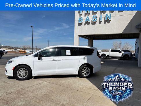 Used 2024 Chrysler Pacifica Touring-L FWD image 3