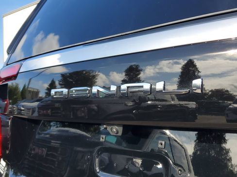 Used 2025 GMC Yukon Denali w/ Sun & Power Step Package AWD/4WD image 8