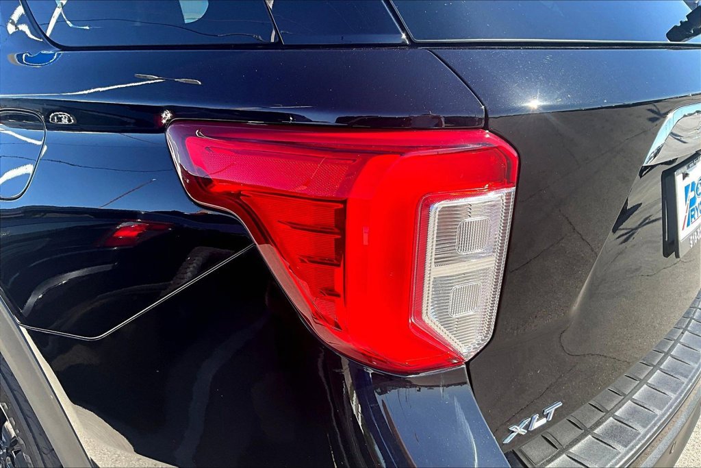 Used 2023 Ford Explorer XLT AWD/4WD image 32