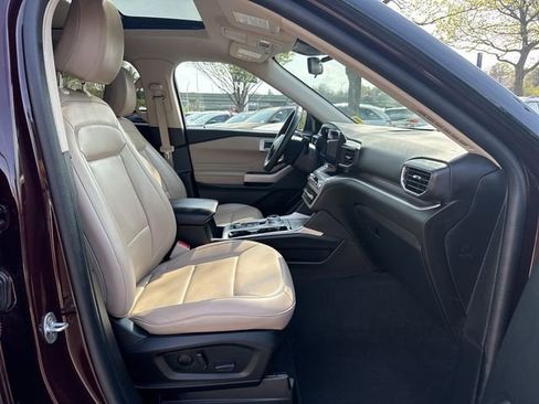 Used 2022 Ford Explorer XLT w/ Equipment Group 202A AWD/4WD image 32