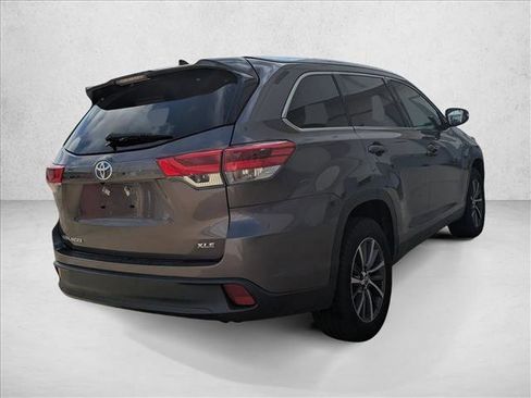 Used 2019 Toyota Highlander XLE image 5