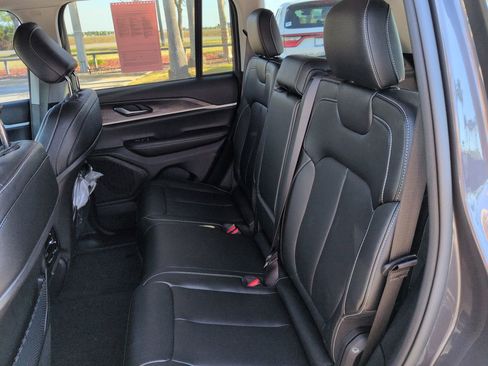 Used 2023 Jeep Grand Cherokee Limited w/ Black Appearance Package image 13