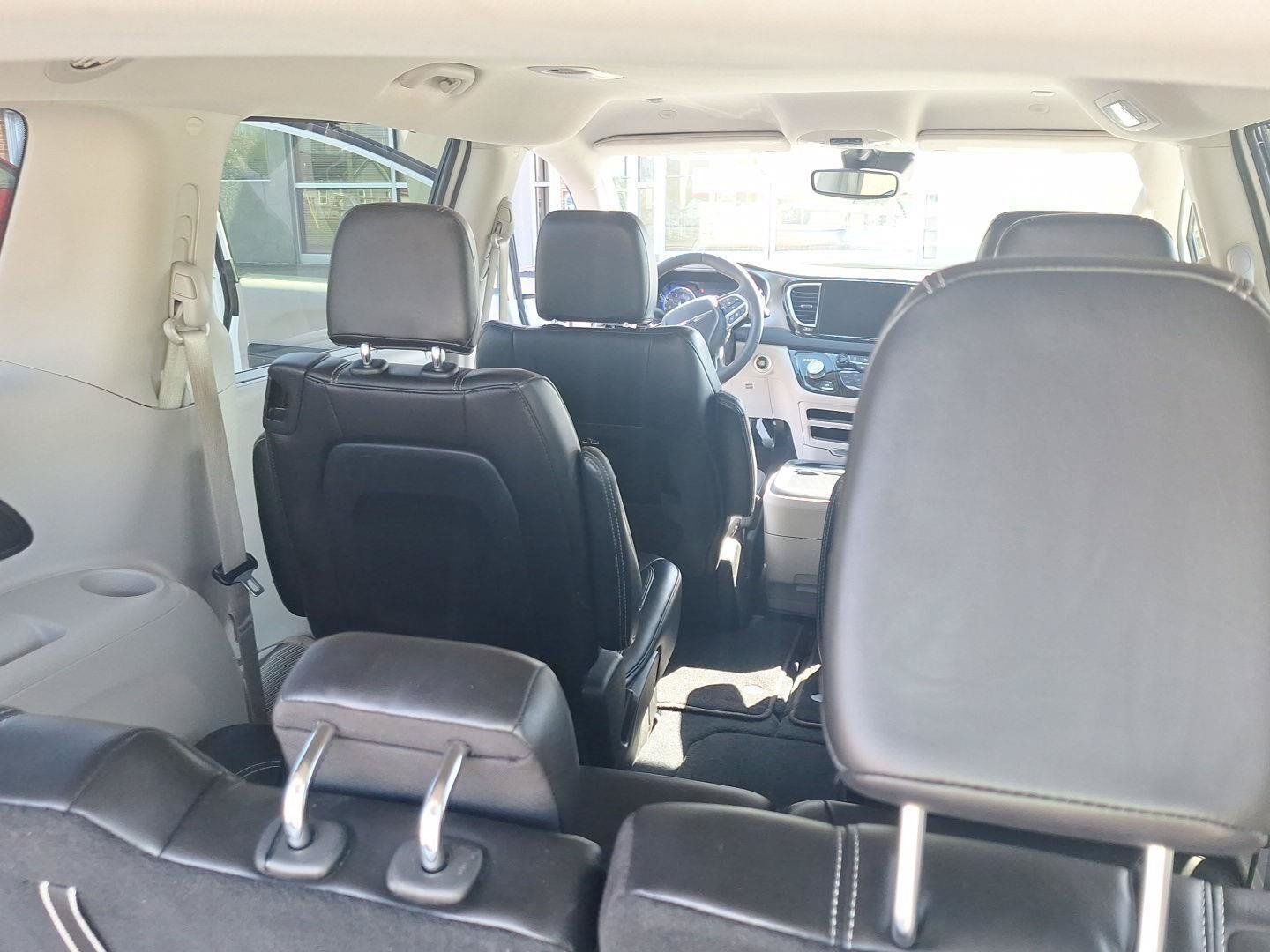 Used 2023 Chrysler Pacifica Touring-L FWD image 15