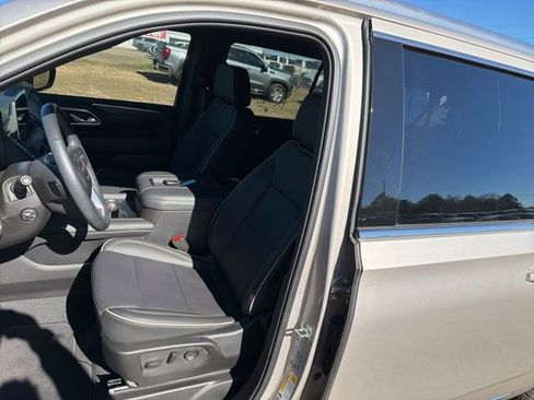 Used 2024 GMC Yukon XL SLT w/ SLT Luxury Package image 5