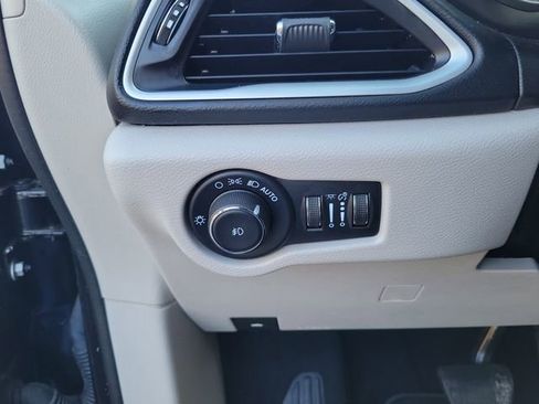 Used 2023 Chrysler Pacifica Touring-L image 16