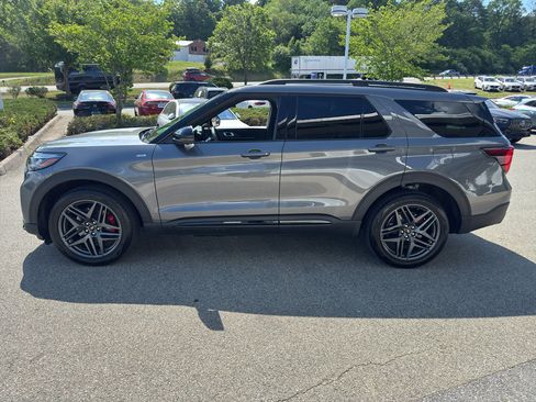 Used 2025 Ford Explorer ST-Line w/ Premium Package AWD/4WD image 3