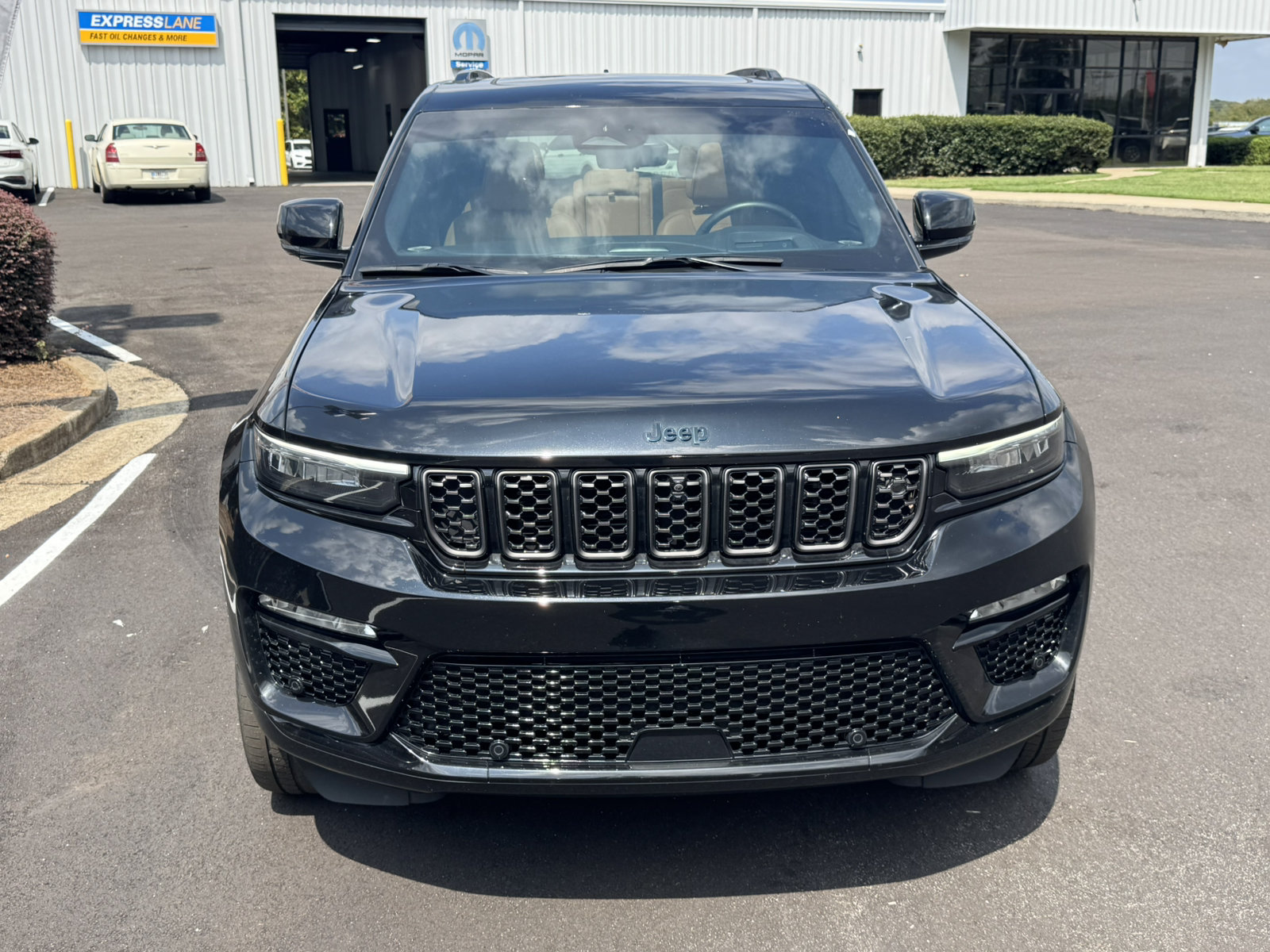 Used 2025 Jeep Grand Cherokee Summit AWD/4WD image 2