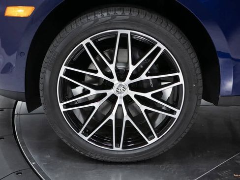 Certified 2025 Porsche Macan image 11