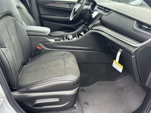 New 2025 Jeep Grand Cherokee Altitude image 15
