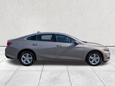 Used 2024 Chevrolet Malibu LT image 2