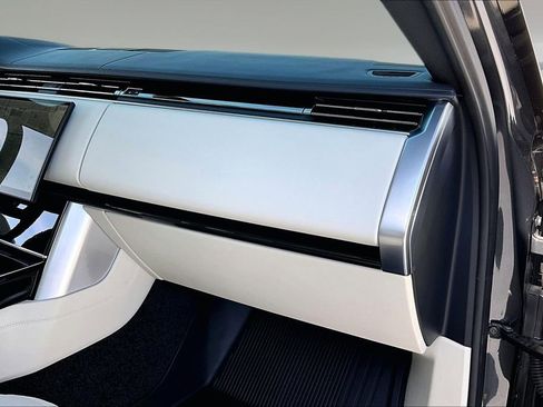 Used 2025 Land Rover Range Rover SE image 24
