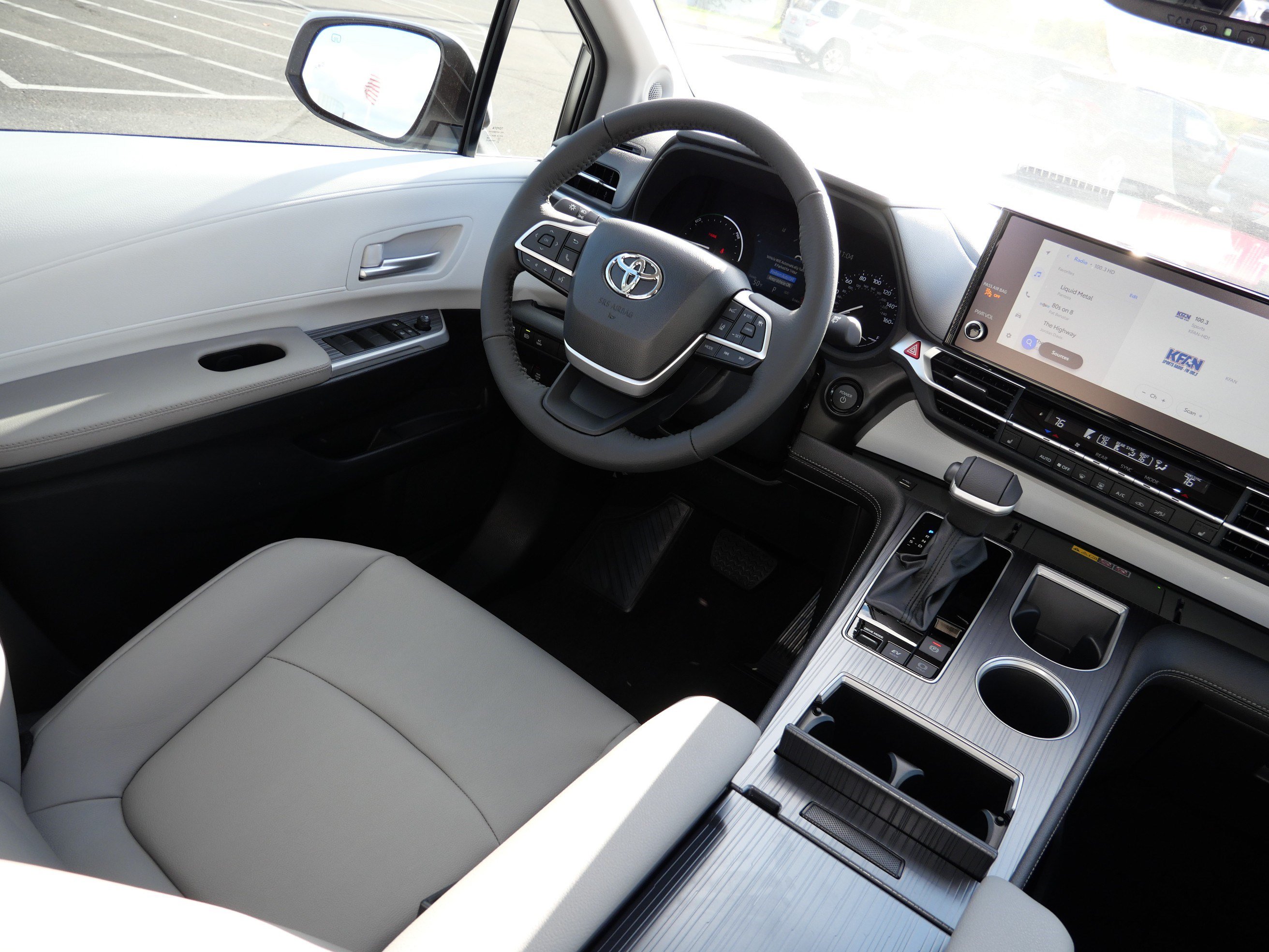 Certified 2026 Toyota Sienna XLE FWD image 9