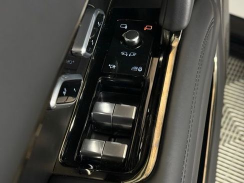 Certified 2025 Land Rover Range Rover SV image 32