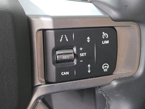 Used 2025 Land Rover Discovery S image 26