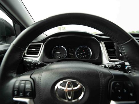 Used 2018 Toyota Highlander XLE w/ Protection Package #3 AWD/4WD image 15