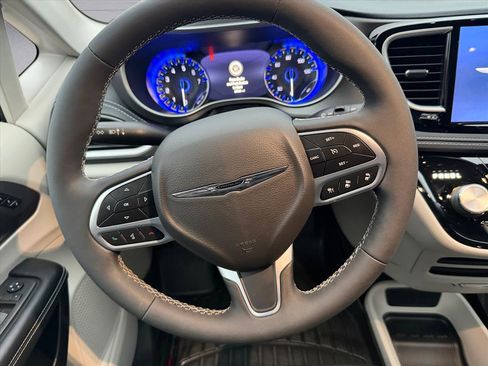 Used 2022 Chrysler Pacifica Touring-L image 14