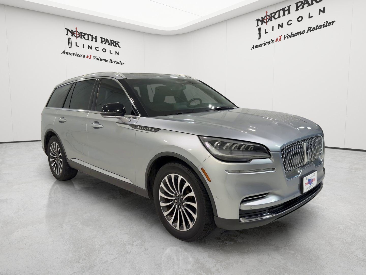 Used 2023 Lincoln Aviator Reserve w/ Class IV Trailer Tow Package RWD image 3