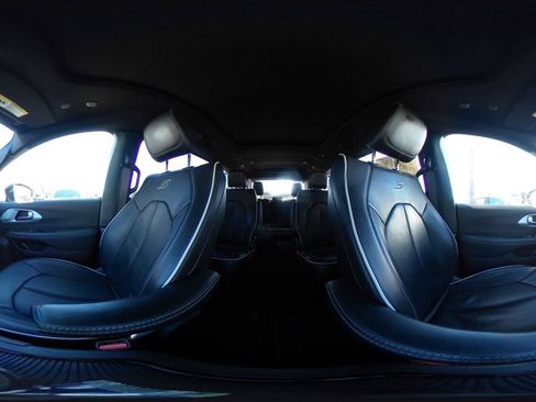 Used 2025 Chrysler Pacifica Limited image 43