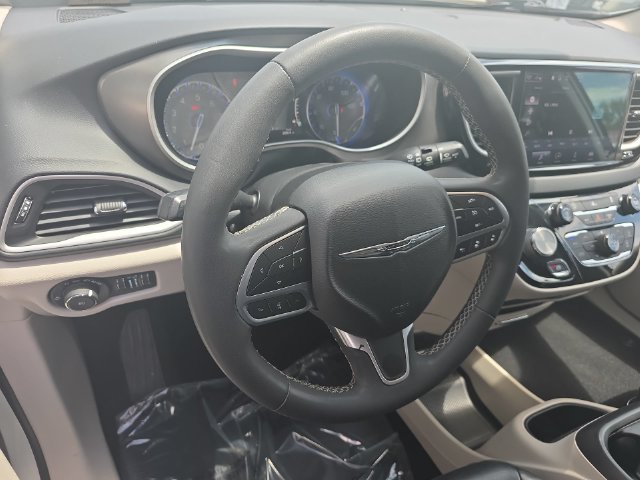 Used 2022 Chrysler Pacifica Touring-L FWD image 18