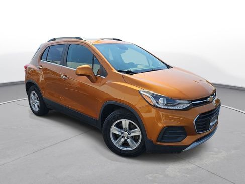 Used 2017 Chevrolet Trax LT w/ Sun & Sound Package FWD image 4