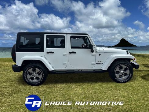 Used 2017 Jeep Wrangler Unlimited Sahara w/ Connectivity Group image 9