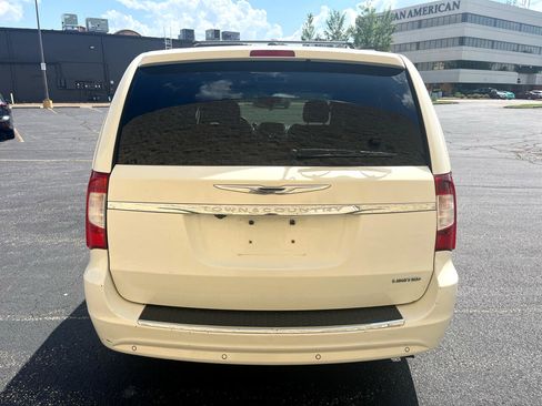 Used 2011 Chrysler Town & Country Limited image 4