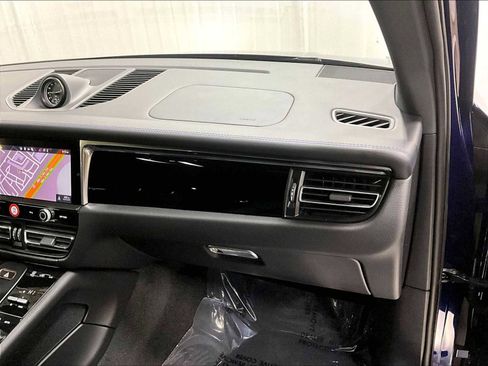 Used 2025 Porsche Macan image 28