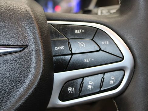 Used 2024 Chrysler Pacifica Touring-L image 44