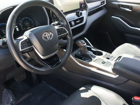 Used 2023 Toyota Highlander Limited image 14