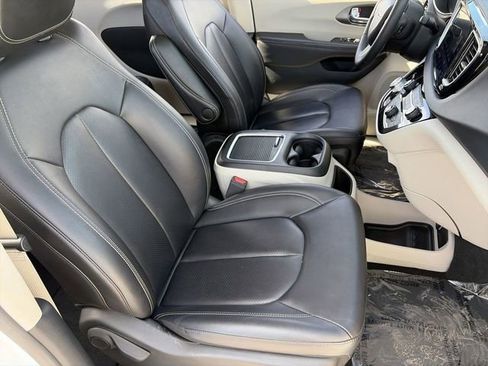 Used 2024 Chrysler Pacifica Touring-L image 9