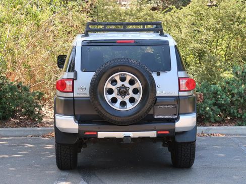 Used 2011 Toyota FJ Cruiser 4WD w/ Upgrade Pkg image 10