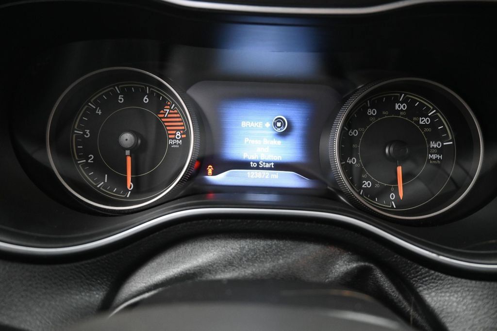 Used 2019 Jeep Cherokee Trailhawk w/ Cold Weather Group AWD/4WD image 14